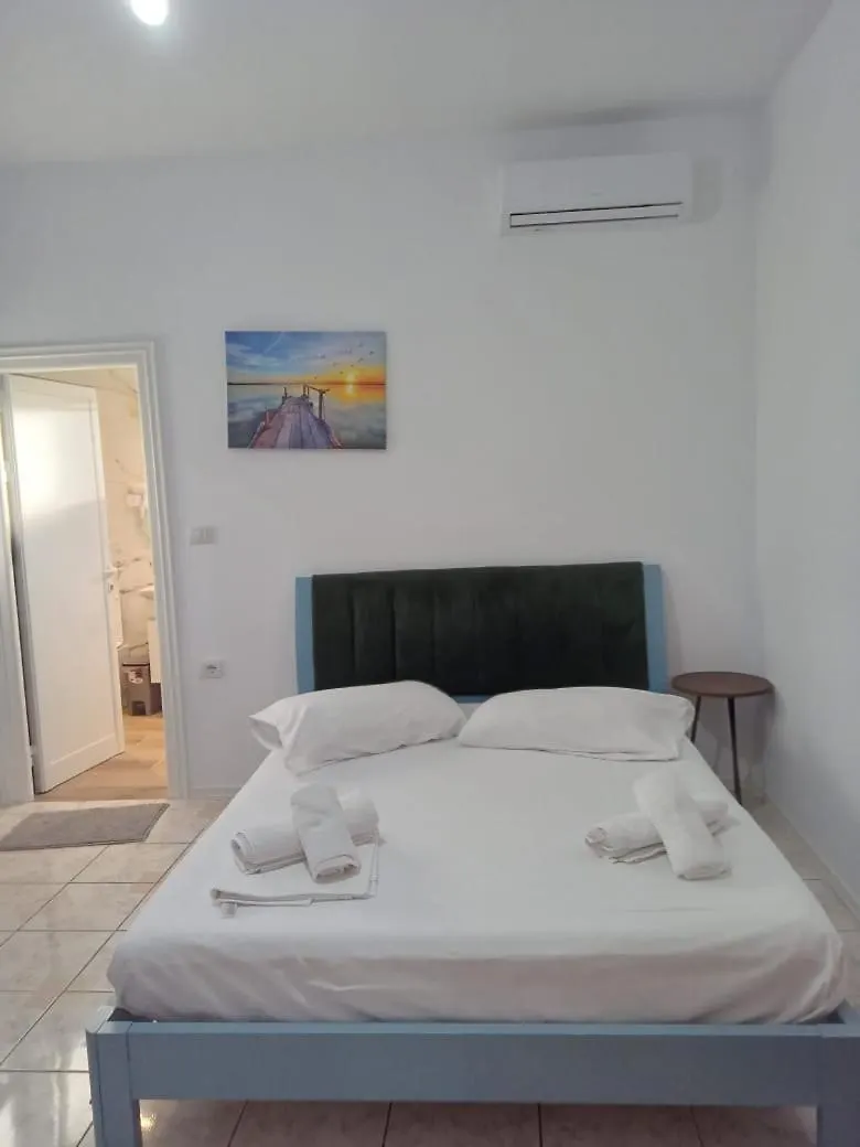 Vila Pasha Sarande 0*,  Albania
